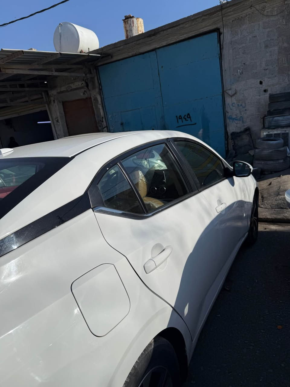 سنترا سپی بەفری پیش و پشتی کەپسە دەرگاو چاملغی لای سەکن بۆیاغە کەمیک ناو دوسەکەی گرتوە یەک مانگی ماوە بۆ رەقەم 
*********** أربيل, العراق
