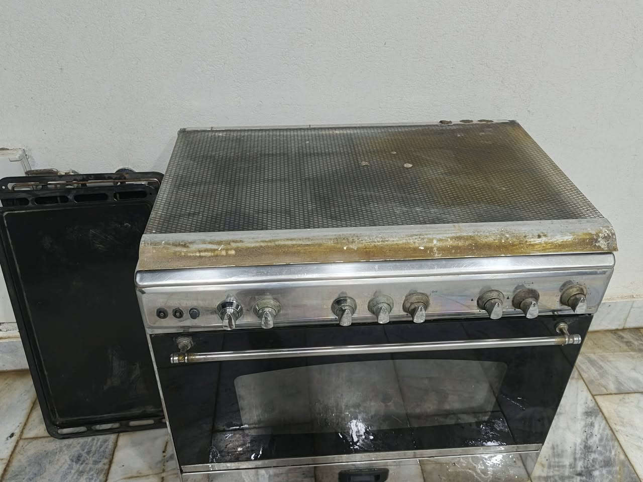 سلام عليكم عندي طباخ اصلي عوزه اعيون 
سعره 90 الاسكان الصناعي 
***********
