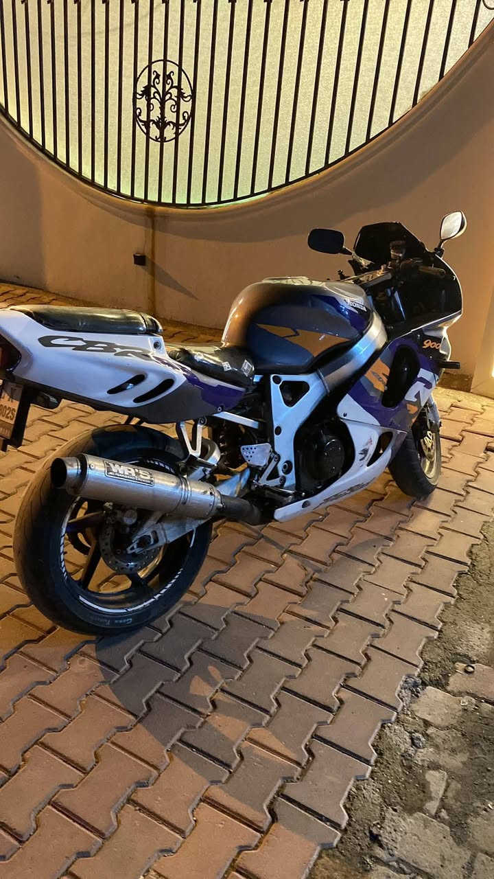 هوندا ٩٠٠ للبيع  وراق كامله دراجه فووول نضافه ١٢ ورقه وبي مجال قليل فلكه محافضه جديد ***********
