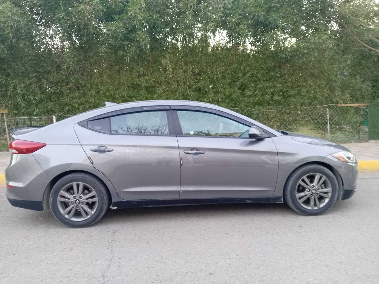 لون: رمادي
الوارد: أمريكي 🇺🇸
الحالة: نظيفة جدًا ✔️
الضرر: خفيف جدًا — حادث الجاملغ الخلفي جهة السائق فقط
الممشى: 75,000 ميل

💵 السعر: 135$ (قابل للتفاوض البسيط للجادين)

سيارة اقتصادية، مريحة، ومحافظة، مناسبة للاستخدام اليومي.
مكان السياره الانبار الرمادي
للجادين فقط التواصل
***********
