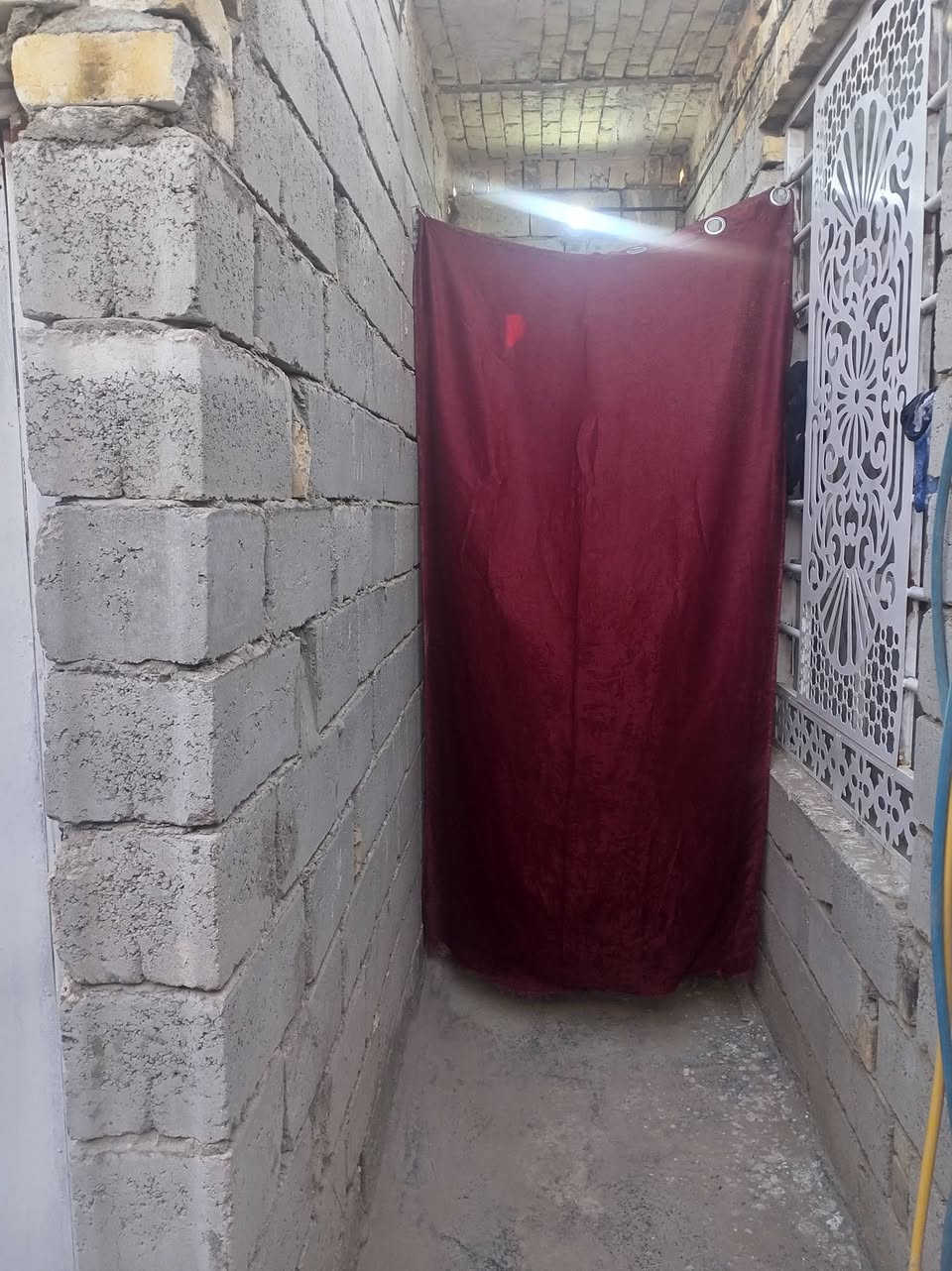 للبيع 100 متر سعره 16 منطقه ابو جاسم جاي من مجمع الغدير عوده لبخ الشارع عرضه 10 امتار*********** البيت بناء جديد اوزو لبخ في غرفه واحده ملبوخه
