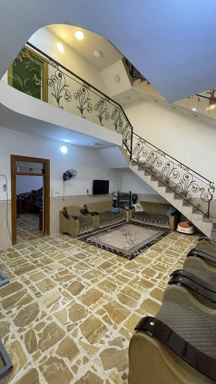 دار للبيع 200 م على شارع 30
طابقين دبل فاليوم صب كونكريت 

الطابق الاول :

مطبخ ( بارد + حار )

صالة كبيرة

استقبال كبير

غرفة واحدة كبيرة

صحيات

هوائية

———————————————

الطابق الثاني :

3 غرف نوم كبيرة

غرفة صغيرة

صحيات

———————————————

السطح يحتوي على مخزن كبير

📍النجف / حي السلام مقابل كراج بغداد او العلوة القديمة / قرب معهد الفنون الجميلة

السعر : 500 مليون وبي مجال للمشتري الحقيقي

للتواصل على الرقم

***********
