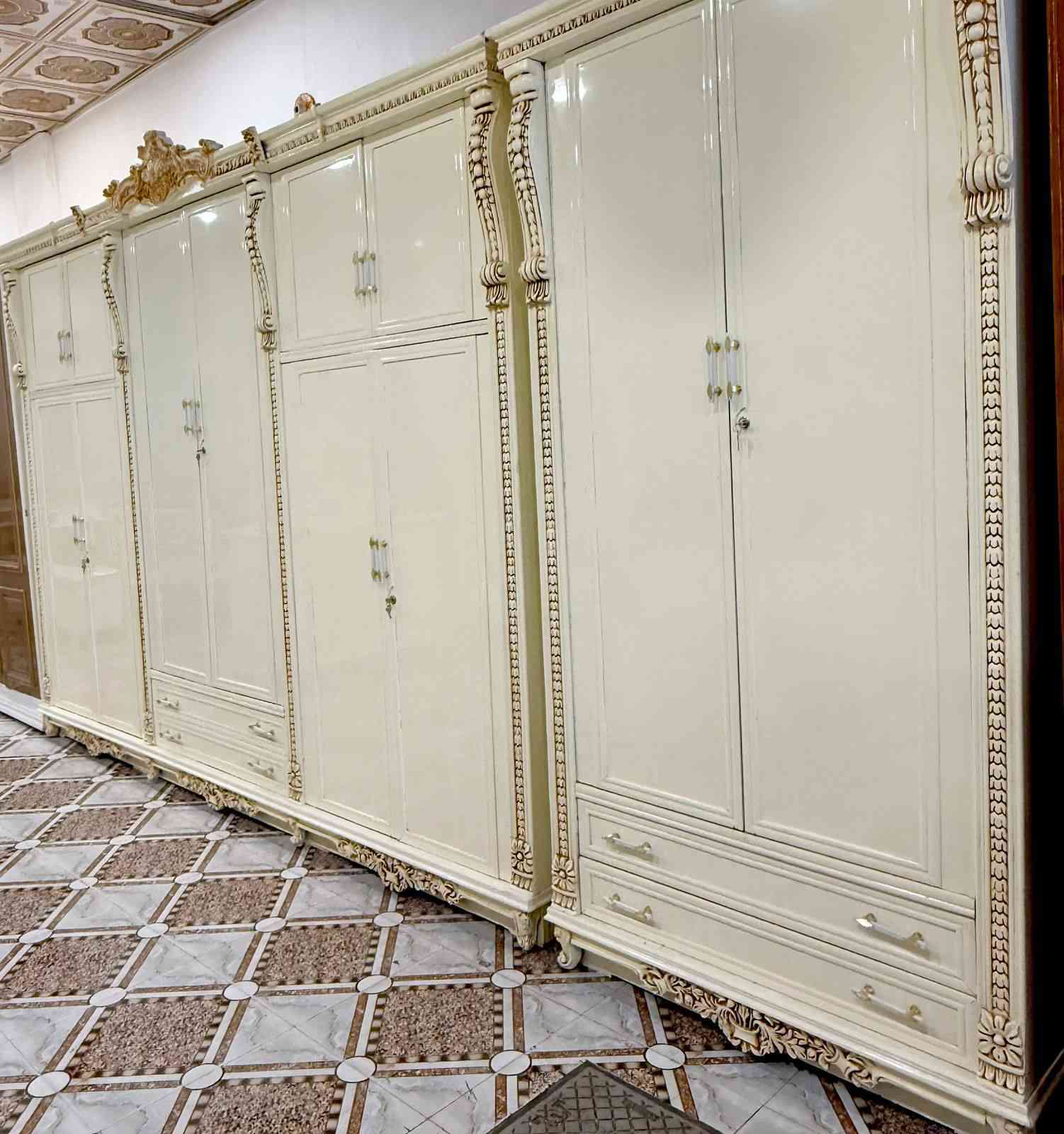 يعلن معمل ومعرض الجشعمي 
عن #عروض وتخفيضات ع اسعار غرف النوم 🤩🤩
نقدم ارقه واجمل موديلات غرف النوم 🥰🥰
المنشور يحتوي ع اكثر من ١٥ موديل غرفه نوم 
ادخل ع الصفحه وشوفه الموديلات التعجبك واحنه بل الخدمه
الاسعار حسب الموديل وحسب لون الصبغ 
غرف زان مسرح #  # غرفه توج #غرف ديوان
نشتغل حسب طلب الزبون 
نجارة الجشعمي متخصصه في صناعه الاثاث العراقي 
غرف نوم # بوفيات # جرابي اطفال # كناتير مفرده 
العنوان #الرمادي التأميم شارع 
المشاتل قرب ركن المدينه   
للاستفسار *********** واتساب
