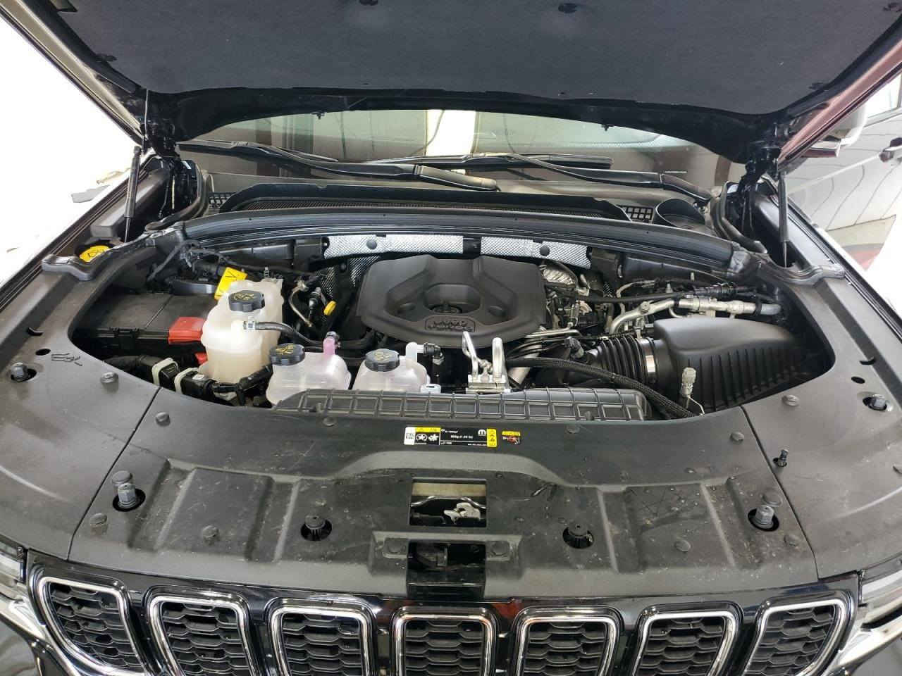 ♤ للبيع فقط بدون تصليح ♤

!! Jeep Grand Cherokee Hybrid Limited / Sport Utility 4Xe 2024 !!

               👌 فول مواصفات 💯

                                  🆕️ رقم بغداد حلو 🆕️

🛣 المسافة المقطوعة : 3500 ميل

                                   SUV ↔️ 4Xe 🚙

🎁 مغلفة بالكامل PPF + درع جامة أمامية و شاشات 

👟 مزودة دوسات جانبية ستان ستيل 

📹 مزودة 4 كامرات حماية AZDOM-M660 أمامية + داخلية + خلفية (صوت و صورة على مدار الساعة)

🖥 شاشة دشبول ديجتال 

💻 شاشة كبيرة ديجتال 

⚙️ تحكمات ستيرن جهتين 

🪵 داخل صاج ملكي + أنارة محيطية داخلية 

👓 حافظة نضارات 

🫆بصمة 

🎮 تشغيل عن بعد

📻 نظام الصوتي Alpine 🎼 
 Apple Car Play ➖️ Android Auto📟   Wi-Fi ➖️ Hotspot 📲مضخم صوت خلفي 🔊

🪑 5 راكب ➕️ كشنات جلد 

♏️ ️كشنات  الأمامية كهرباء ➕️ خزن 

⚡️ صندوك كهرباء

📯 حساسات أمامية ➕️ خلفية 

❄️ تبريد قطعتين

🪟الجامة الأمامية والخلفية هيترات ضد الضباب 

🪞 أشاير بالمريات

🛰 رادار أمامي 360°

📷 كامرة دوراة 360°

🛤 تحديد المسار ( Lane Assist )

〽️ نقطة عمياء ( Blind Spot )

🕹 سبع  وضعيات قيادة 🏎 ،Auto 🚙 Sport Sand . Mud 🏜 Rook 🪨 Snow ☃️⚡️EV 🔌 Plug In

🌠🌫 بنوراما 3 وضعيات 

🖱 كير ماوس

⛰️ 🏔 نظام منحدرات

♨️ هيترات بالكشنات 

🛞 ويل كب كروم

🔦 لايتات زينون 

🌞 لدات نهاري 

💡بكلايت لدات

🌫😶‍🌫️ كشافات

🫆بصمات أبواب

⚡️ هاند بريك كهرباء ➕️ ( Auto Hold )

⛷️  مانع انزلاق( ABS ➕️ Traction Control )

🚘 السيارة وارد امريكا حادث باب تبديل خلف السائق نفس اللون، صبغ شبرين طوگ الجاملغ + صبغ بالبنيد على كد (كارت)شخط بالنقل،  بدون دواخل وشواصي و بدون الايباكات، بطارية جديدة AGM 80 AMP خاصة للجيب ضمان سنة بوصل + صيانة للمحرك كاملة Mopar.

                                       $ 37.800 💸  

☎️ للأستفسار ☎️
*********** ➖️ على الخاص
