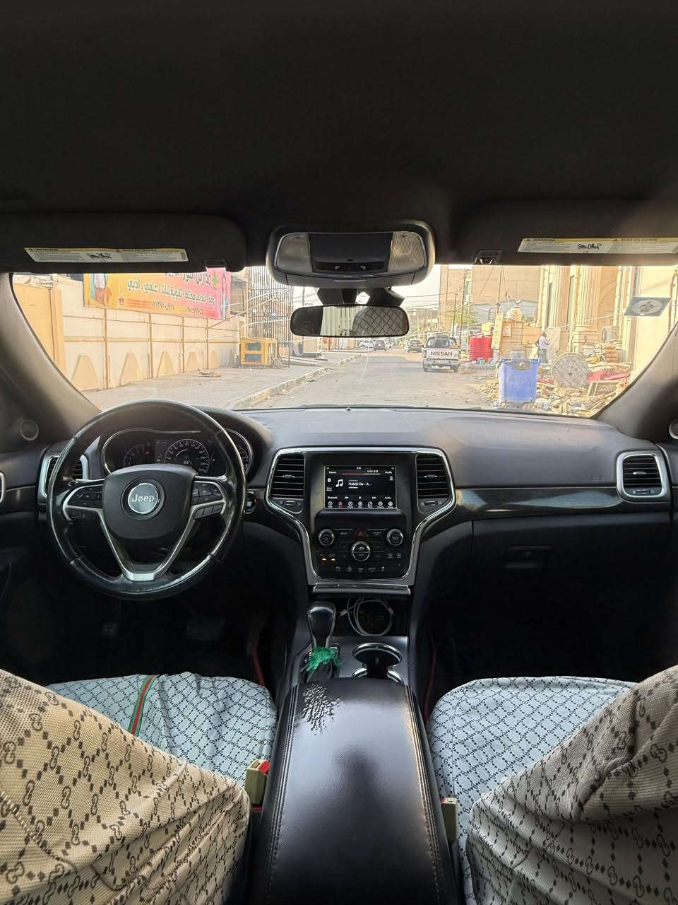 السلام عليكم 
جيب كراند شيروكي رقم بصره 
الموديل 2018
ماشيه 94الفmi
المواصفات لاريدو معروفه كامره وشاشه وحساسات وكشاف وكشن السائق كهرباء السياره وارد امريكي صوره الحادث مرفقه مع الصور السعر 205ورقه
التواصل ع الرقم ***********
