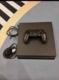 بلايستيشن ٤ • نظيف • مع يدتين