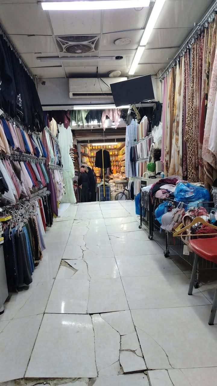 سوق الحريه الثانيه
المحل معروض لبيع البضاعه فقط ايجار المحل 900الف
نزال المحل ١٦ متر نوع البضاعه شالات. ***********
