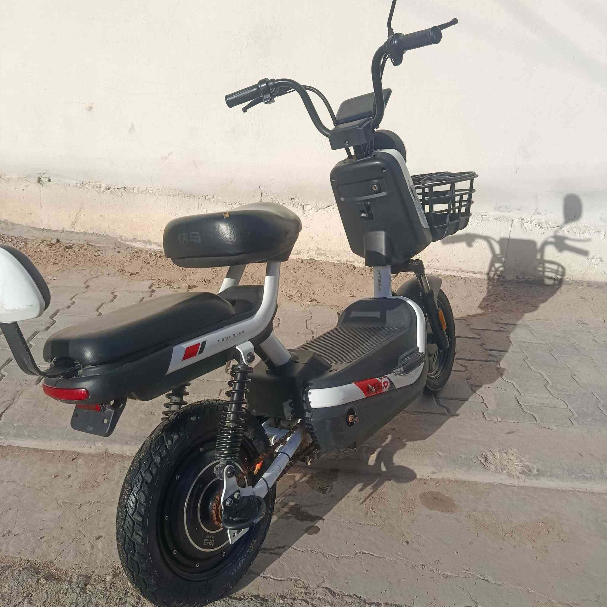 دراجه شحن
بريمر kuama حجم 14 
4 بطاريات جدد 
دراجه اخت الجديده نضيفه حيل 
تايرات بوضع الوكاله مختمات 
مرايه + سله + بريكات جدد 
كهربائيات كله شغاله 
دراجه 48v شلعه قويه وسريعه كلش 

دراجه جديده لحد يكسر بسعره 260 وبيه مجال 

رقمي *********** 
متواجد ماسنجر
