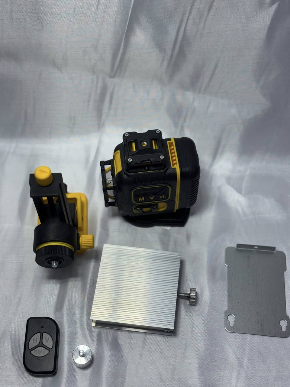 للبيع: ميزان ليزر احترافي
✔️ خطوط ليزر أفقية وعمودية دقيقة
✔️ أزرار للتحكم بالوضعيات (H / V / M)
✔️ مؤشرات LED لحالة البطارية والتشغيل
✔️ تصميم قوي ومتين مناسب للبناء والديكور
✔️ إمكانية تثبيته على حامل (Tripod)

📦 الجهاز جديد مع كامل ملحقاته
💰 السعر: 75,000

تواصل خاص او واتساب ‪+964 773 766 0452‬


**إذا كنت صاحب هذا الإعلان وتريد حذفه لأي سبب، رجاءا أرسل رسالة إلى الدعم الفني**