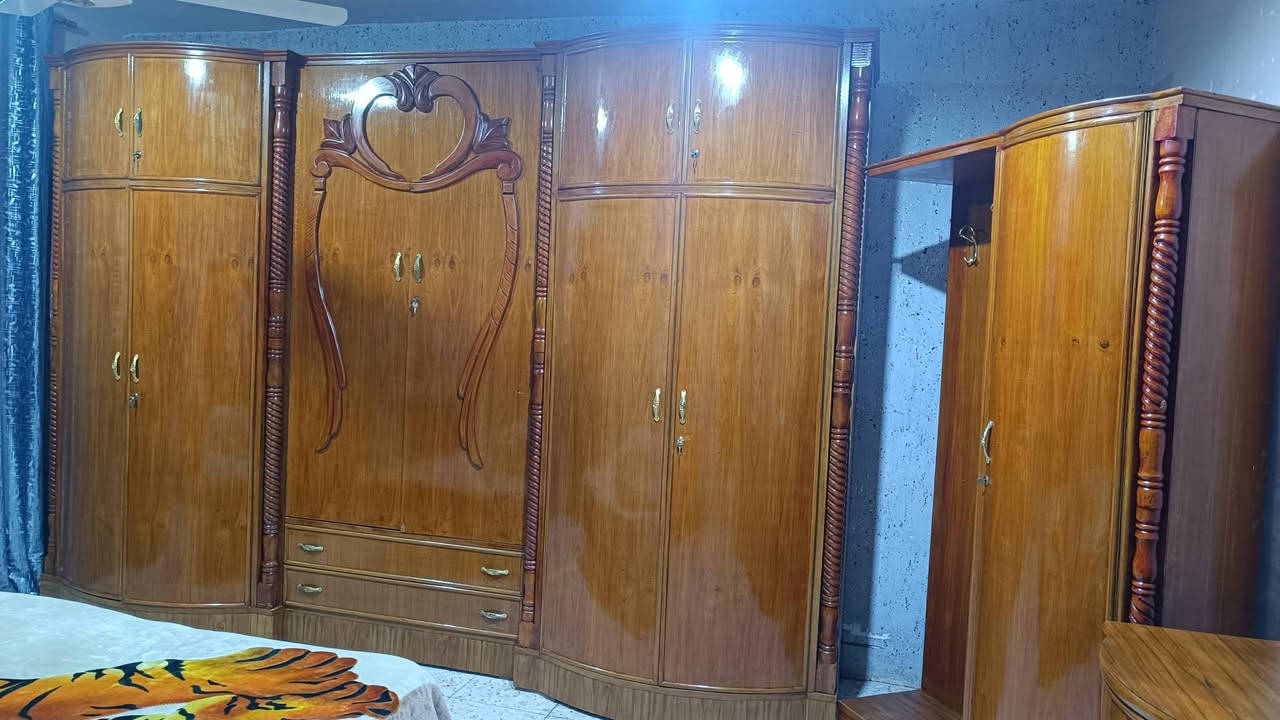 غرفه تسكام صاج داخل وخارج ام السته طابقين ظهر جرجوبه نظيفة مثل مموضح كل القطع صاج داخل وخارج 5ملم سقف وقاعده بلوك دنگ لوي السعر مليون وربع وبيه مجال للاتصال ع الرقم ***********
