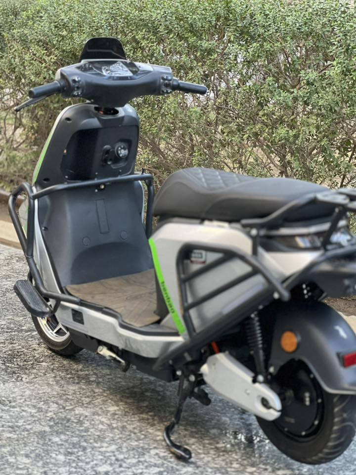 السلام عليكم دراجه شحن للبيع دراجه بعده جديده ست بطاريات وصندوق ومرايات وسويج وكارت وسبير وياه ماشيه1800ودراجه مستخدمه شهرين كلشي ما مبدل بيهه دراجه تمشي 55كيلو أو اكثرالسعر 800و العنوان الشعب لاستفسار ***********
