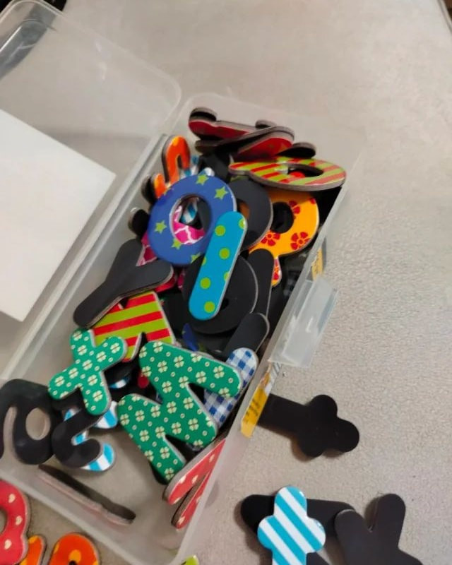 🔤 حروف إنكليزية مغناطيسية – تعليم ممتع وسهل 🔤
حروف إنكليزية ملونة تلتصق مغناطيسيًا
تليق على: 🧲 السبورة
🧲 الثلاجة
🧲 أي سطح حديدي
✨ مثالية لـ:
تعليم الأطفال الحروف بطريقة ممتعة
تكوين الكلمات والجُمل
تنمية التركيز والذاكرة
استخدام مدرسي أو منزلي
👨‍👩‍👧‍👦 آمنة وسهلة الاستخدام
🎨 ألوان جذابة تشجع الطفل على التعلّم
📚 مناسبة للروضة والمرحلة الابتدائية
🎉 متكونة من 100 قطعة احرف كبيرة واحرف صغيرة
📍 متوفرة الآن
📞 للحجز والاستفسار مراسلة الصفحة أو الاتصال ***********.    ***********
https://t.me/maktab_albashiq
الكمية محدودة... للروضات والمدارس سعر خاص
التعليم لما يكون لعب… الطفل يتعلّم أسرع 🌟
