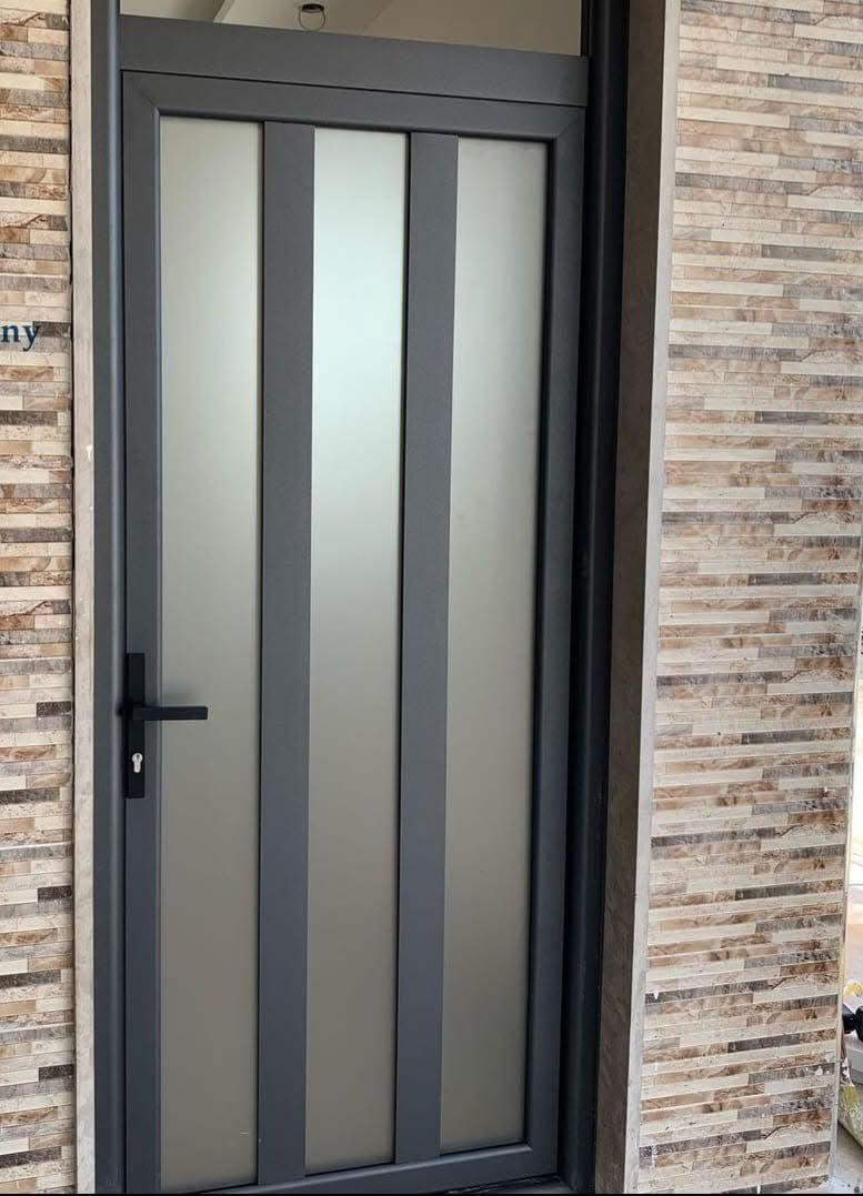 يتوفر ابواب pvcواللمنيوم للتواصل على الرقم***********
