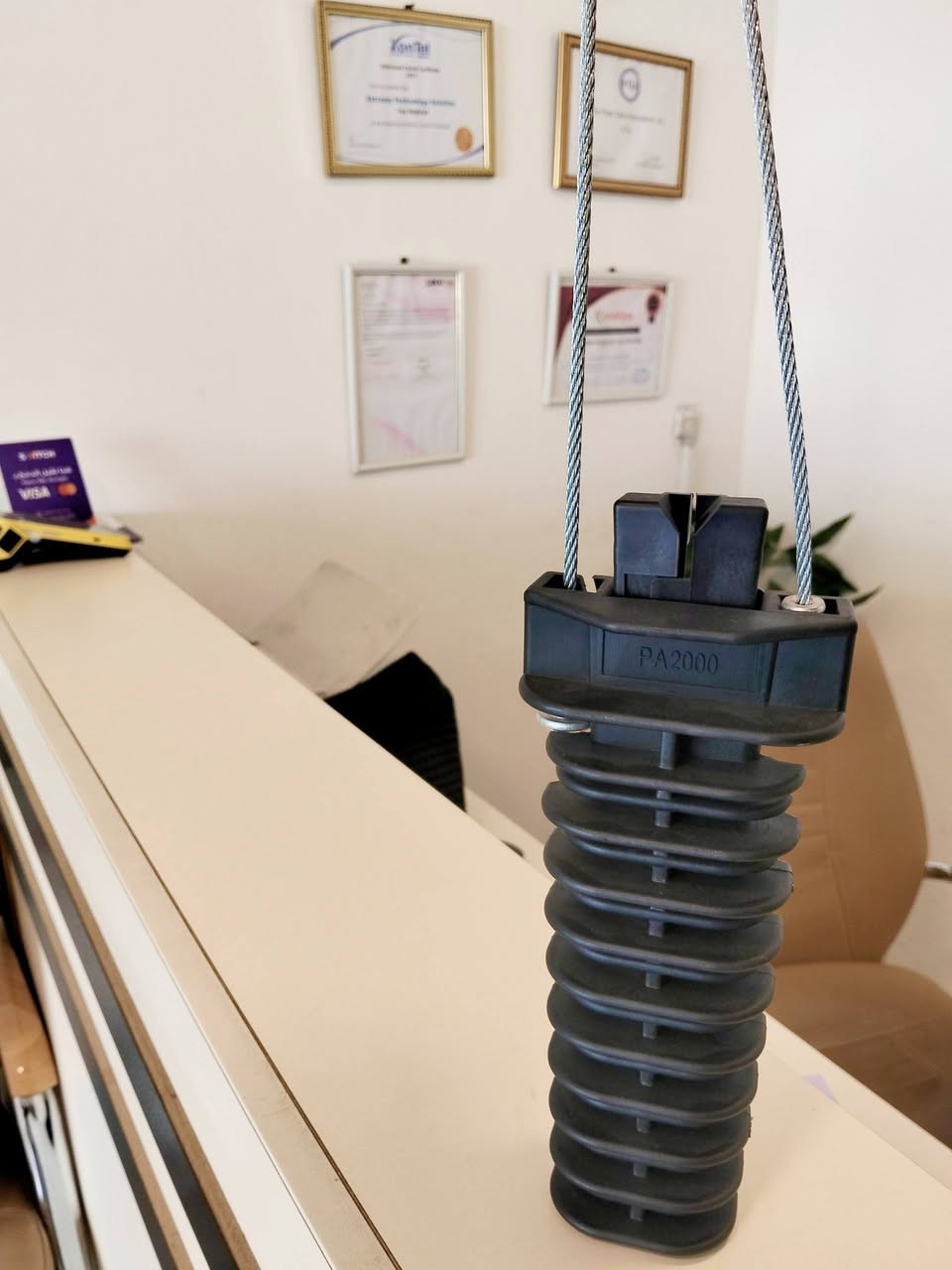 خطّاف 16 ملم (Suspension Clamp / Anchor Clamp) 🔩
يُستخدم لتثبيت كيبلات الألياف الضوئية أو الكوابل الهوائية على الأعمدة والجدران
تصميمه المتين مع عازل بلاستيكي يمنع الانزلاق ويحمي الكابل من التلف🔥
يتحمل الشد العالي والظروف الجوية (حرارة، مطر، غبار)🌧️
مناسب لقطر كابل لحدود 16 ملم ويعطي تثبيت قوي وآمن
يجي ويا سلك تعليق جاهز للتركيب السريع
✨ ثبّت شبكتك بثقة – جودة عالية تتحمل أقسى الظروف!
📌 متوفر الآن لدى ETSI  —حلول أحترافيه لشبكات الألياف الضوئية 
🚗تتوفر خدمة توصيل لجميع المحافظات
لاتفوت الفرصة !  أطلب الآن:
للاستفسار أو الطلب :
📞 ***********
📞 ***********
📞***********
📍 شارع الصناعة – قرب فلكة رئاسة الجامعة التكنولوجية
