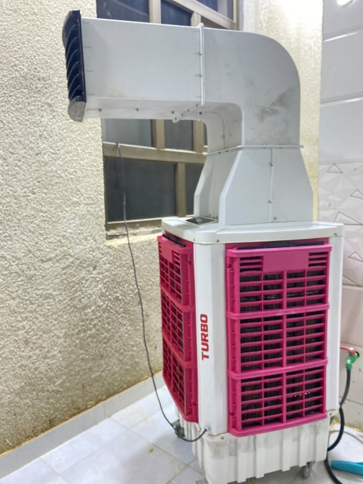 #للبيع

* نوع: مبردة هوائية (مائية) TURBO الشركه الباكستانيه
* مزودة بمجرى هواء علوي لتوجيه الهواء لمسافة أبعد
* على عجلات لسهولة النقل والحركة
* مناسبة للغرف، المحلات، والورش
* تعمل على الماء وتوفر تبريد جيد مع استهلاك كهرباء اقتصادي
* الحالة: مستعملة ونظيفة وتعمل بشكل جيد (حسب المعاينة مستخدمه شهر واحد فقط 
*تعمل بنظام التحكم عن بعد -#الريمونت
#واسط الكوت 
***********
