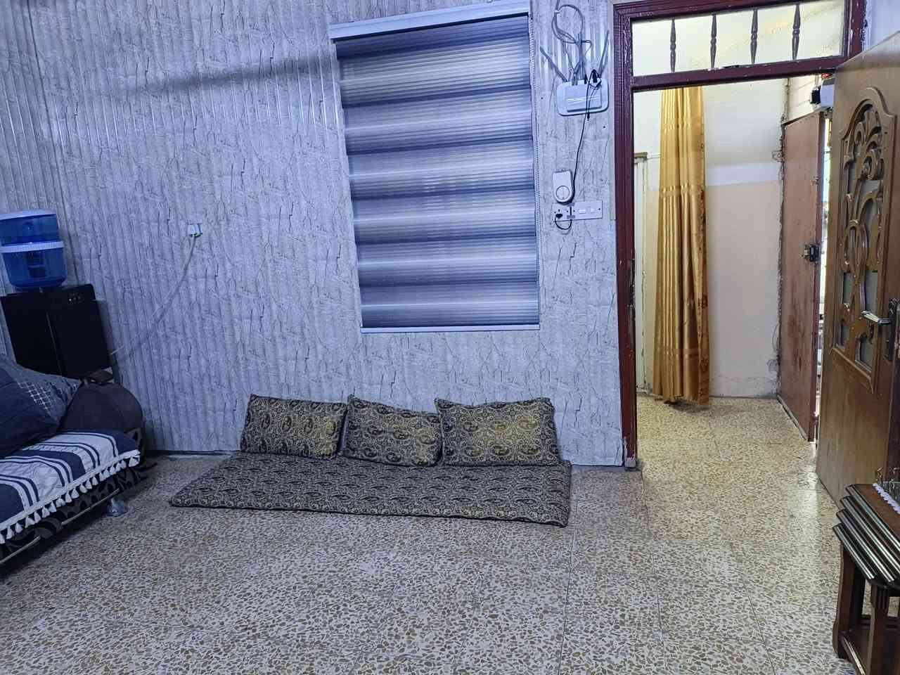 بيت للبيع بالحضيره عالشارع مال فاروق مقابيل مطعم محله 21 يتكون من طابقين يحتوي على غرفتين ومشتملات وبيتونه مع قطعه أرض صغيره من ضمن البيت بسعر مناسب للاستفسار الاتصال على هذا الرقم ‏‪***********‬‏
