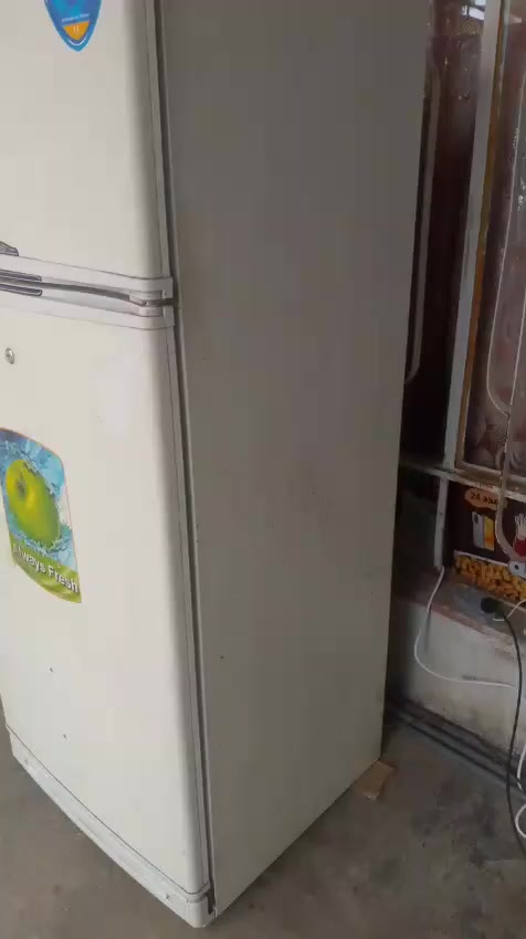 اعيد النشر بسبب الوعود الكاذبة ثلاجه حجم 22قدم شغاله سعر 250وبيه مجال بصيط مكاني كربلاء حي العسكري للاتصال على الرقم ***********
