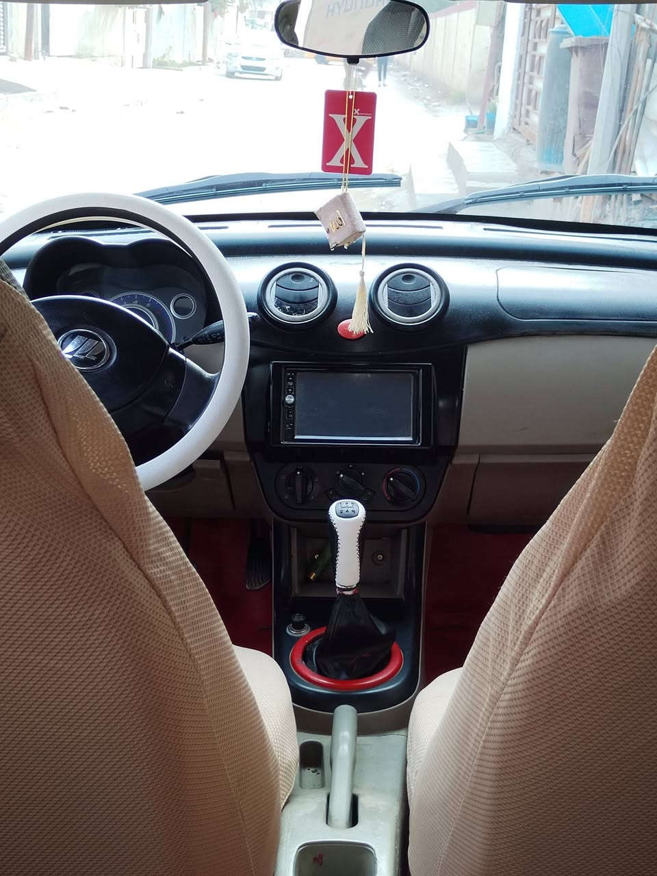 السلام عليكم
ليفان موديل 2013 جاهزه على اخر حبايه مكينه وكير خير من الله تخم تاير جديد لايضربه ولاصبغ كلهه بلادي   سياره كاعده ماتصرفين عليهه ولا ربع بانزين ودهن فقط سعرهه 39 وبيهه مجال قليل للتواصل او المراسله 

***********
