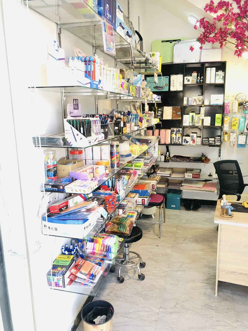 السلام عليكم ..
🚨 اعلان بيع مكتبة:
مكتبة في الفلوجة - شارع جيش الشعبي - مقابل كباب عبدالكريم ،(بالقرب من شركة الوسيط)  للبيع المكتبة جاهزة مجهزة ومينقصها اي شيء بضاعة كاملة من كل شيء بس تجي تشتغل وصارلها اكثر من سنة بنفس المكان  قريبة على المدارس وكلية العلوم الاسلامية. يكدر المشتري يظيف الها خطوط + عقود مرورية.
# سعر البيع 5.000.000 وبيها مجال . 
# للإتصال  او واتساب ***********
