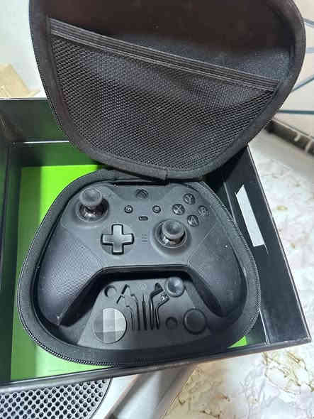 السلام عليكم
اكس بوكس سيريس اس شرق اوسط

للبيع

نظيف كلش مع ملحقاته  
 و استخدام قليل جدا جدا
مال ناس ما عدها وقت لعب هواي😂

وياه جوستك  elite 2
تكون شحن وبيها ازرار اضافية 
مع ملحقاتها

ب٣٦٠
للتواصل
***********

مع توفر التوصيل
