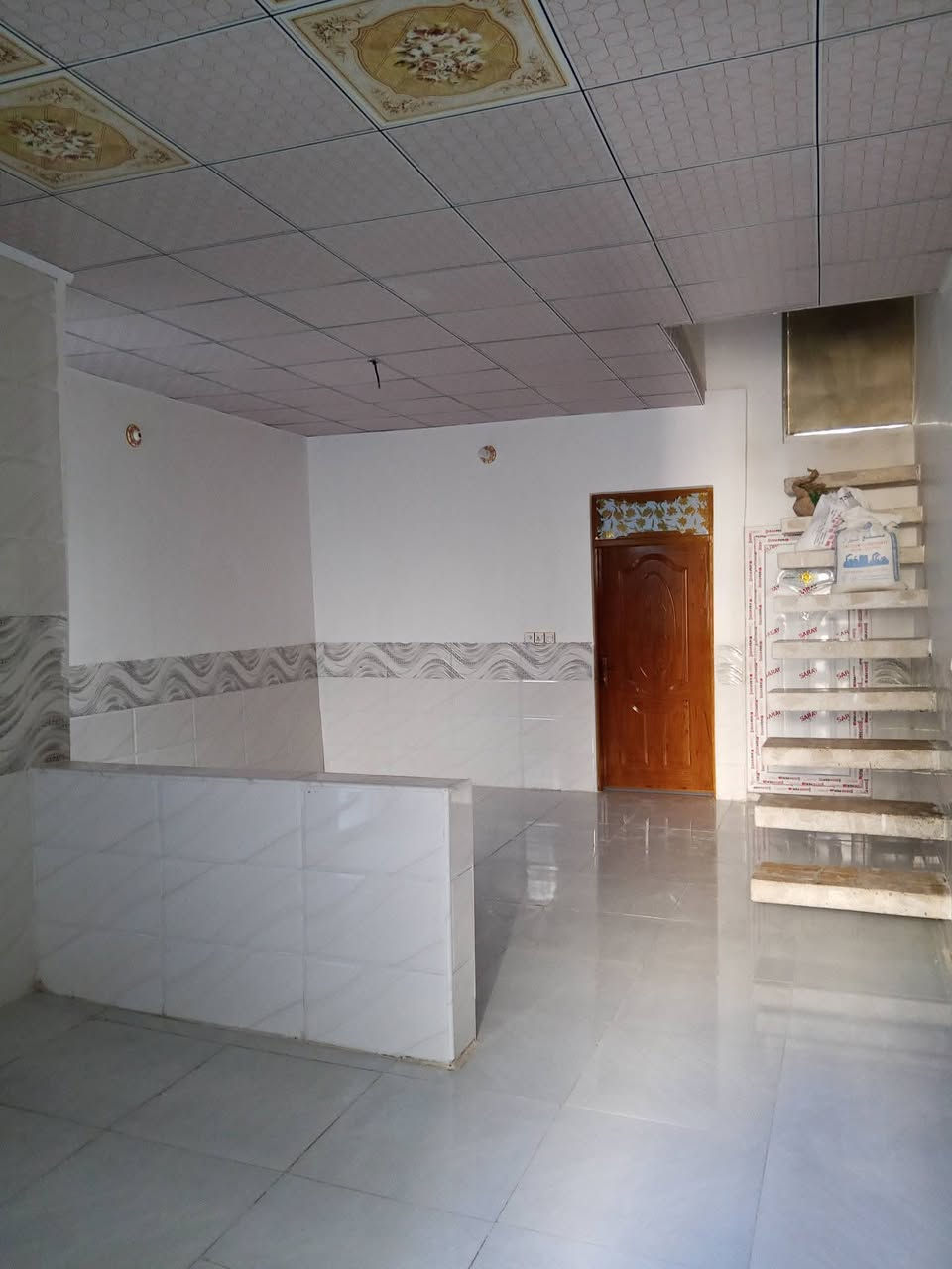 سلام عليكم  100متر للبيع اساس طابوك بناء بلوك وعكاده يحتوي على غرفه او صاله وستقبال شارع المطار بشارع علكم بشارع حاتم الخير نهايت المقرنص بل بدايه  ***********
