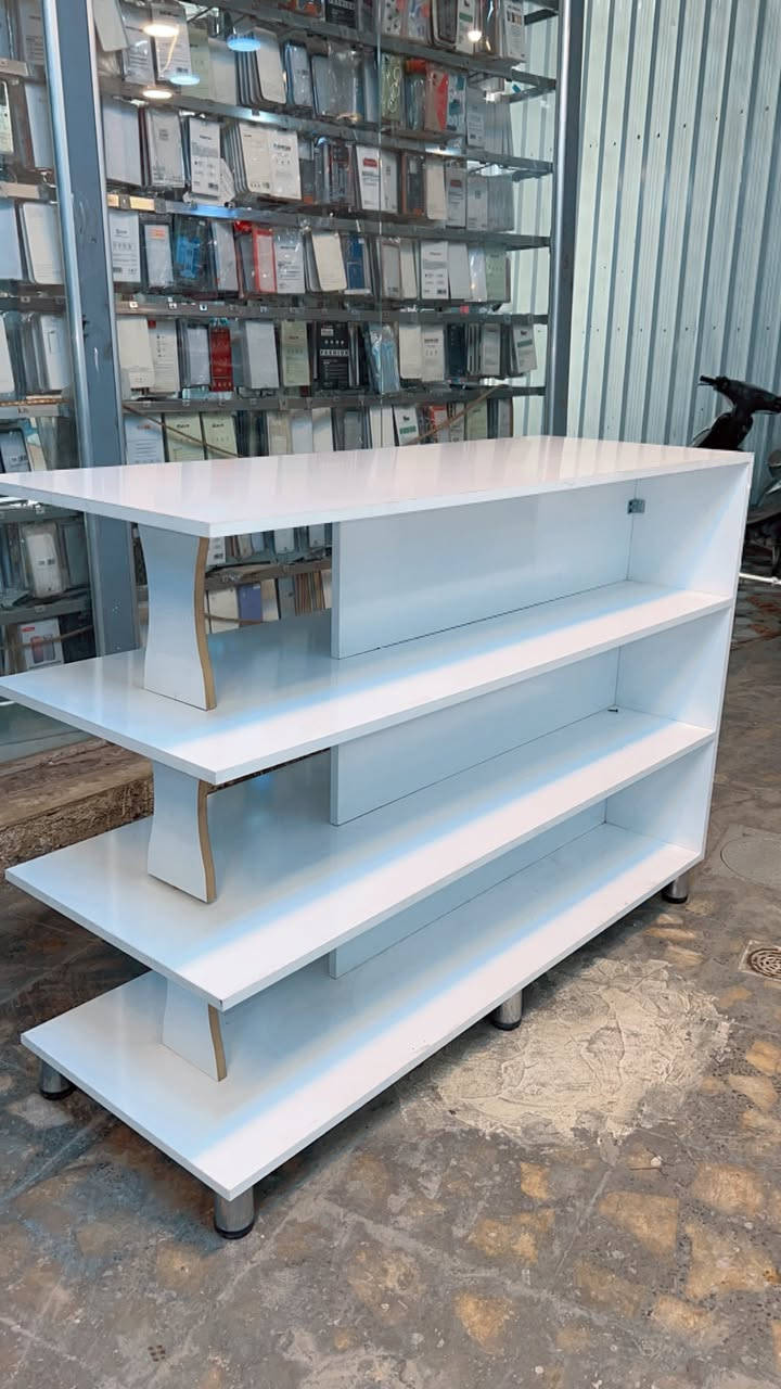 السلام عليكم فاترينه(وسطيه) للبيع مستعمل نظيف جداً استعمال فتره قليله خشب ndf افضل  الانواع للاستفسار الاتصال /***********. سبب البيع غيرت الديكور
