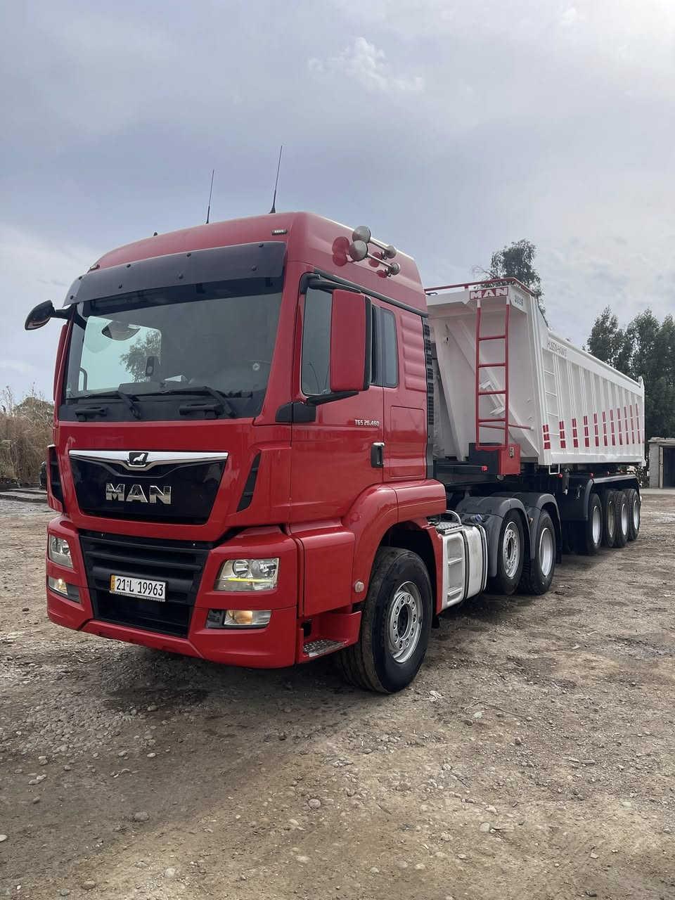 السلام عليكم
للبيع مان نساف 2017 حجم 26.460
سنكل امامي فول مواصفات ريتايدر كاميرا حساس ثلاجه منامية صوبة زراك لايت داخل اصفر 
العربانة حسين حواس 2026 زيرو اربع محاور شاصي ودناكير 16 

رقم سليمانية 3 لوحات مرسمة وكاملة جاهزة للعمل مابيها اي نقص 
السعر 670 وبيها مجال 
للاستفسار ***********
