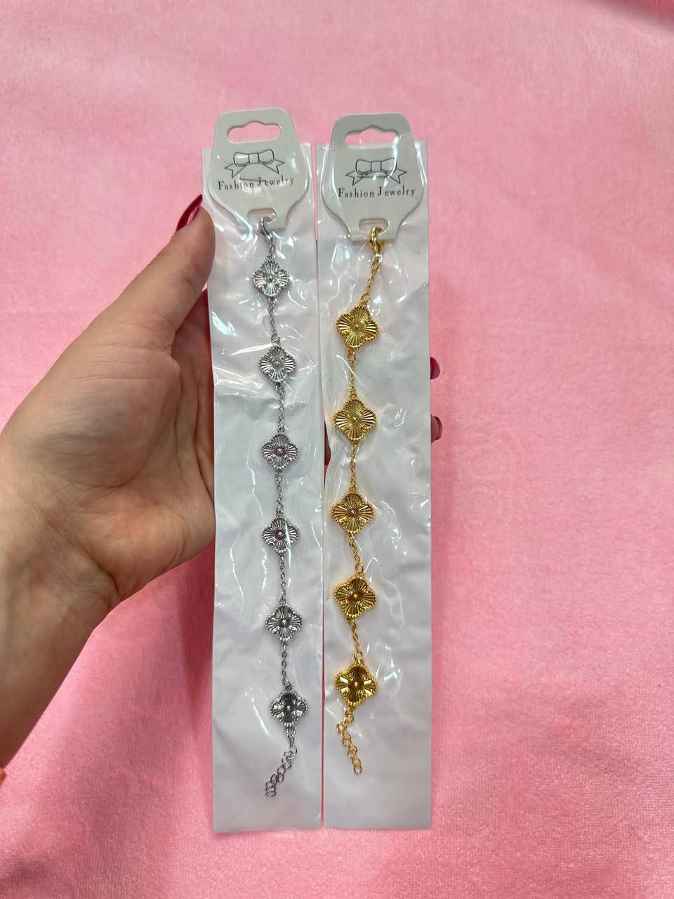 السلام عليكم اشكال وموديلات سوارات سعر القطعة على الف دينار
يوجد توصيل داخل سبع البور سعر التوصيل الف
رقم/*********** او خاص
