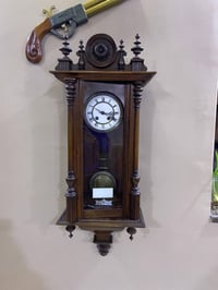 ساعة حائط قديمة • خشب زان ألماني • ماكينة نحاس