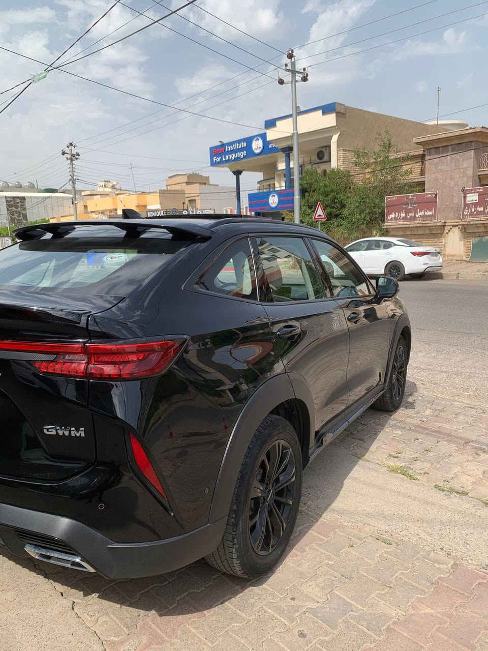 هافال H6 GT موديل 2022 (التي تُعرف أحياناً بنسخة الكوبيه من H6) سيارة كروس أوفر رياضية بتصميم عصري يجمع بين الأداء والشكل الهجومي.
​تتميز نسخة GT بتصميم "القرش الأسود" (Black Shark)
 إليك المواصفات التفصيلية للسيارة:
سيارة ٤٣ الف ماشيه 
بيها ضمان شريكة اربيل

​المحرك: محرك تيربو 4 أسطوانات (4-Cylinder Turbo).
​السعة: 2.0 لتر.

​ناقل الحركة: أوتوماتيكي مزدوج القابض (7DCT) من 7 سرعات.
​نظام الدفع: دفع رباعي (4WD) .
​الإضاءة: أنوار LED أمامية وخلفية ذكية مع إضاءة نهارية.
​المقاعد: مقاعد رياضية (جلد PVC أو Comfort-Tek) مع خاصية التدفئة والتبريد للمقاعد الأمامية.
​النظام الصوتي: يتكون من 8 سماعات بجودة عالية.
​الراحة: فتحة سقف بانورامية، مكيف هواء أوتوماتيكي مزدوج المناطق، شاحن لاسلكي للهواتف، وعجلة قيادة مكسوة بالجلد.
​ميزات إضافية: شاشة عرض على الزجاج الأمامي (Head-up Display).
​كاميرات 360 درجة: رؤية محيطية شاملة.
​الرادار: نظام مثبت السرعة التكيفي (ACC) ونظام الكبح التلقائي في حالات الطوارئ (AEB).
​المساعدة في المسار: نظام الحفاظ على المسار والتحذير عند مغادرته.
​النقطة العمياء: تنبيه النقاط العمياء ومساعد تغيير المسار.
سيارة كلين بدون صبغ

سعر ٢٠٥ $ بيها مجال للشراي
مكان سيارة : اربيل أربيل, العراق


**إذا كنت صاحب هذا الإعلان وتريد حذفه لأي سبب، رجاءا أرسل رسالة إلى الدعم الفني**