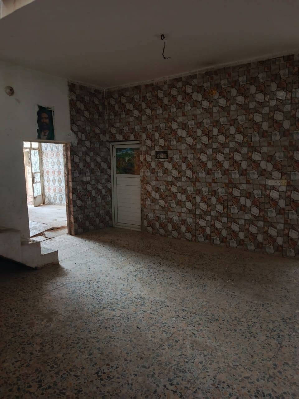 بيت مساحة 225 قريب على الشارع العام الكرغولية خلف مسبح لاند سبورت ***********
