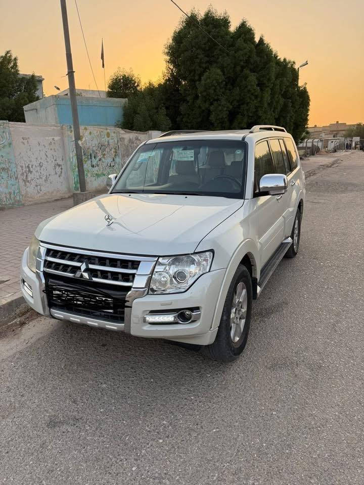 ‏السلام عليكم
----------------------------------

 للبيع 

 ‏باجيرو 2017حبتور

وارد خليجي  GLS 

محرك المرغوب 

———المواصفات———

فتحة سقف (سلايد)

3 قطع تبريد

سبعه راكب

كشاف + زراكات لايت

دمام خلفي

حساسات خلفيه

اشارات بالمري  +شفط ترحيبيه

جناح خلفي

كراسي جلد مال شركة

ثلاجه 

كراسي كهربائية 

شاشة  اندرويد 

تخم تايرات جديد

دفع خلفي و رباعي

(( رقم اربيل دولي تريد وكالة تريد تحويل ))

((هزه جديده وسنويه ل 2028)) 

-------------------------------

صبغ جاملغ الامامي وربع البنيد 

------------------------------

السعر : 180 وبيه مجال 

مكان : النجف 

الرقم : ***********
