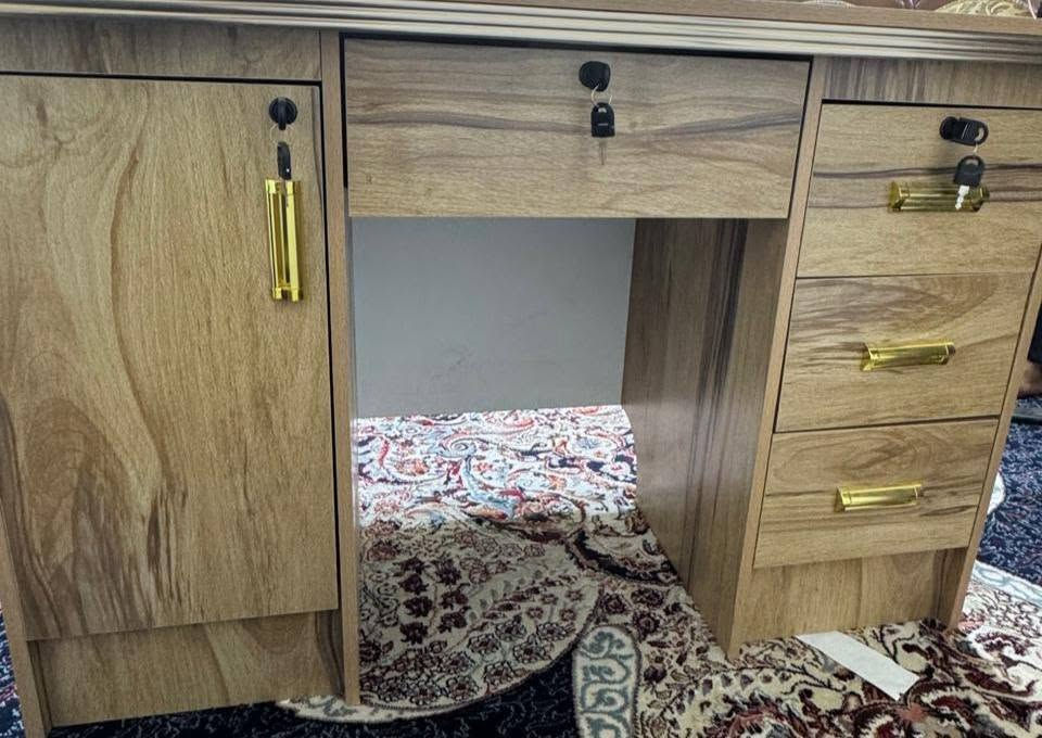 ميز مكتب جديد مامستعمل بجيسه لأصحاب المحلات والمشاريع العنوان ناصرية مركز للتواصل واتساب : ***********
