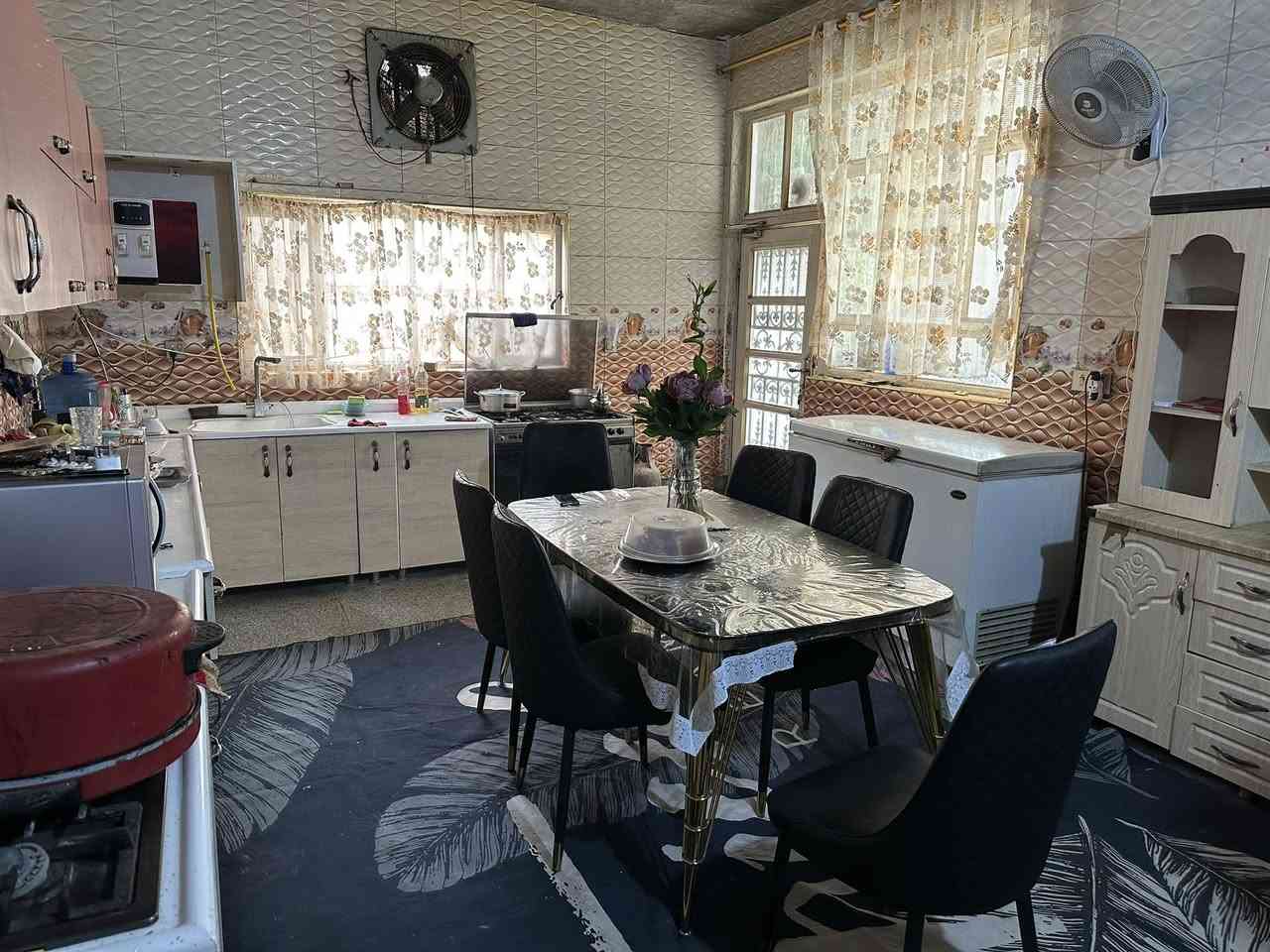 السلام عليكم 
بيت في حي الامين الثانية للبيع مع الاثاث 
المساحة 600 متر
مساحة البناء 200 متر 
يحتوي على مطبخ و صالة و استقبال و ثلاث غرف نوم
التبليط واصل للباب والخدمات كاملة 
البناء عكادة  ويبعد عن الشارع العام كيلومتر واحد 
السعر مناسب جدا 
للاستفسار التواصل على الخاص او الاتصال على الرقم 
*********** 
الرقم بي واتساب
