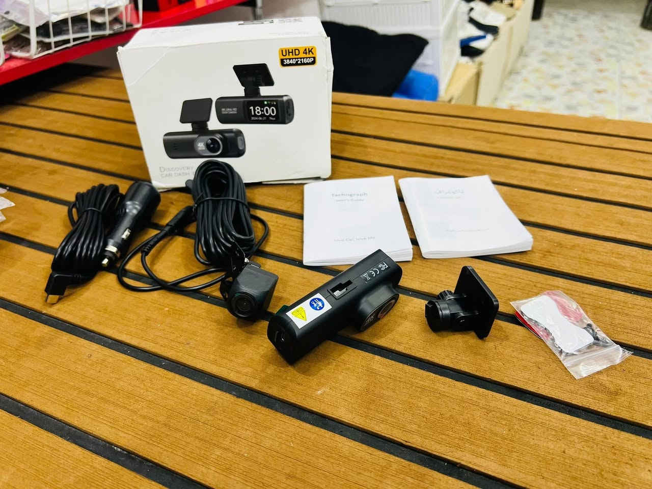 داش كام واي فاي 4K 
 كاميرا مراقبة للسيارة (Dash Cam) توفر تسجيلًا عالي الدقة.    دقة التصوير: تسجيل فيديو فائق الوضوح بدقة 4K (\(3840\times 2160\)P) لتفاصيل واضحة.  نظام القنوات: تتضمن عادةً كاميرا أمامية وخلفية لتغطية كاملة للمركبة.  المميزات التقنية: تحتوي على مستشعرات متطورة للرؤية الليلية، ومستشعر G-Sensor لاكتشاف التصادم، ونظام GPS مدمج.  الاتصال: تدعم الاتصال بالهواتف الذكية عبر الـ Wi-Fi لمشاركة الفيديوهات  
السعر ب٢٥


**إذا كنت صاحب هذا الإعلان وتريد حذفه لأي سبب، رجاءا أرسل رسالة إلى الدعم الفني**