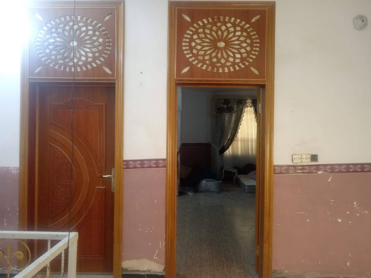 بيت..للبيع .... طابقين.. ((المساحة ١٧٠ م ...))طويريج الجمعيه على شارع مع منظومة كاميرات..طابق اول غرفه  استقبال  أرضي مع صحيات  والطابق الثاني غرفتين أحد الغرف نظام سويت المجمع ٣. غرف طابو سند 25
بيت جديد 
((سعر 90ملبون ))مع المجال
مندوبه ضحى احمد للعقار 
تواصل واتساب 
‏‪***********‬‏
