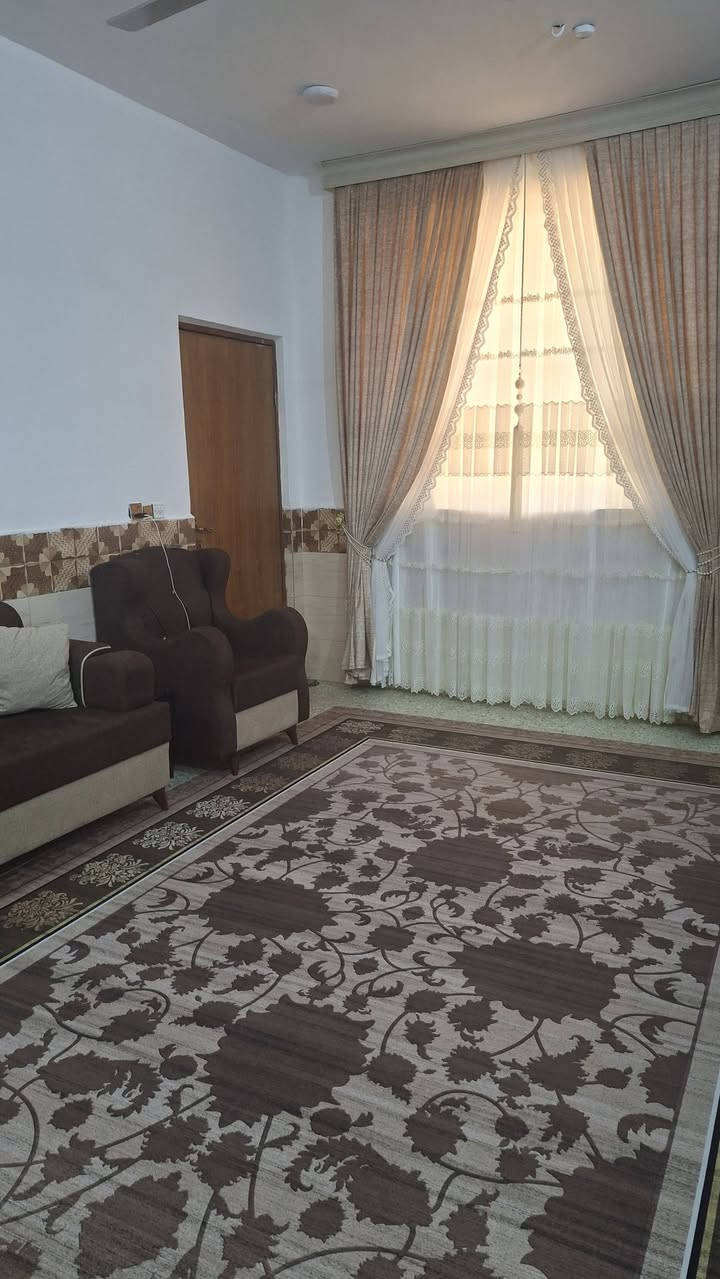 السلام عليكم بيت البيع المكان زين القوس شارع المله الرئيسي المساحه ٢٠٠ متر طابقيق بناه حديث الطابق الاول كراج سياره مطبخ استقبال وهول وصحيات خارجيه وداخليه وغرفتين نوم ومناور اثنين والطابق الثانيه اربع غرف نوم وصحيات البيت كامل من كلشي سعر البيت ١٨٥ اتصل وستفسار ***********او***********
