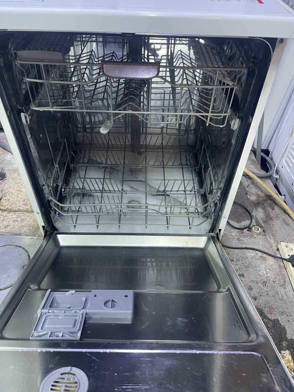 غساله فول ئوتمتيك الحصوان LGنظيف صناعه كوريا لاصلي بشرط شغل ما بي اي عيب او ضمان تاخذ150الف بشرط شغل عل فحص اي ستفسر عل***********
