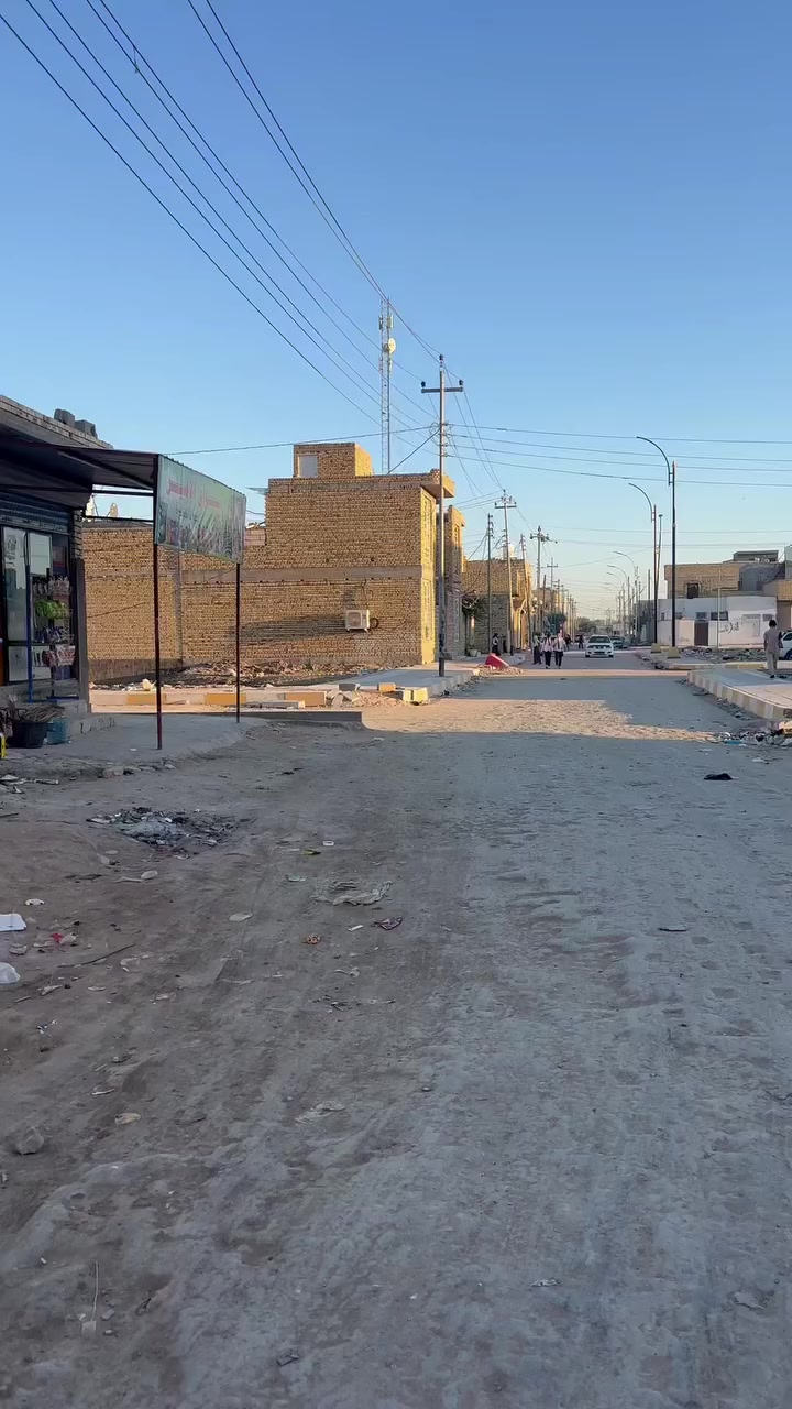 سلام عليك دار للبيع زراعي مساحه 150 متر بناء حديث بلوك كهربائي صب كونكريت بناء غرفتين وصاله ومطبخ ودونيه وصحيات وبيتونه ودرج وستار البيت نقصه بس بياض وسيراميك تريده م  🔐 تريده هيج العنوان سدناويه خلف مدرسة صفي الدين قرب مجمع بشير كل خدمات متوفره ماي مجاري كهرباء شارع
12 متر السعر والاستفسار نتصال
***********
وتساب متوفر
