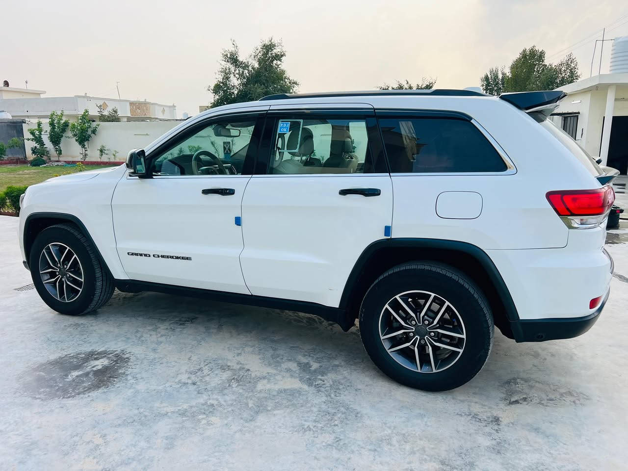 السلام عليكم

للبيع جيب خليجي 2020

ماشيه 112 الف كيلو متر

مواصفاته 

حساسات امامية و خليفة 

رادار امامي 

فتحه سقف 

و بعد بيه هواي مواصفات ما مذكوره 

السياره احلى من الصور 

مصروف عليها 

مابيها اي نقص

منضومه غاز جديده

السياره بيه طخه خفيفة و مبينه بالفحص موجود مع الصور

سعره  275 ورقه و بيه مجال 

مكان السياره بغداد 

***********
