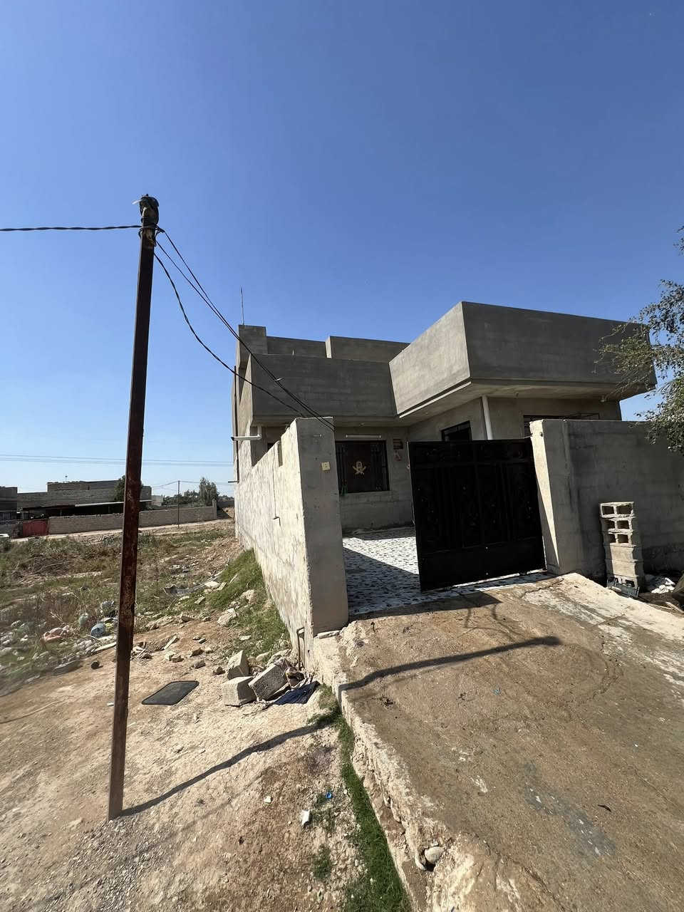 السلام عليكم ورحمة الله دار للبيع مساحته 200متر بيت مطلوب سكان سعره 130 بي مجال في جديده الاغوات قرب ماركت السجاد خامس بيت عل شارع الاستفسار يوجد وأتساب ومازنجر ***********
