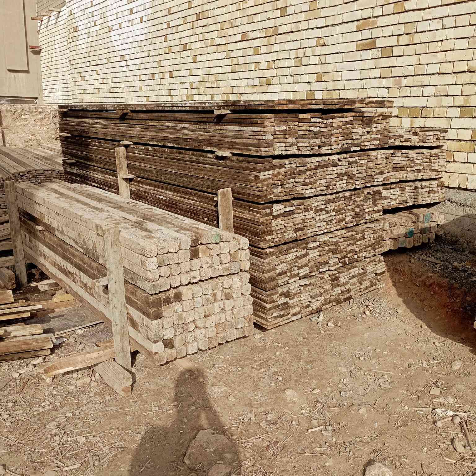 قالب خشب نظيف للبيع 
العدد 16 مكعب ونص 
العنوان في الحلة ***********
