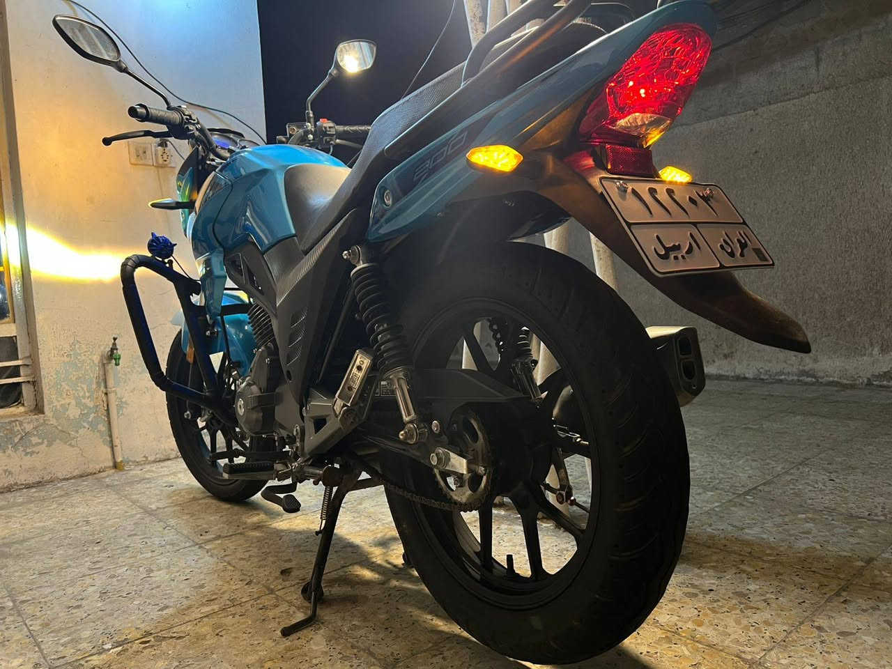 دراجه نوع RK200 ماشيه ٩٠٠٠ فقط اخت الزيرو نظيفه جداااااا صار بيه حادث بابني ابني الي تأذى والحمد لله على كل حال تكسرت بيه فقط الكفرات الخلفيه وإلبك لايت وبدلتهن من الشركه إصليات الشراي يتصل أو يراسلني خاص ويدلل مكاني بغداد *********** ابو محمد  الدراجه مرقمه وبأسمي
