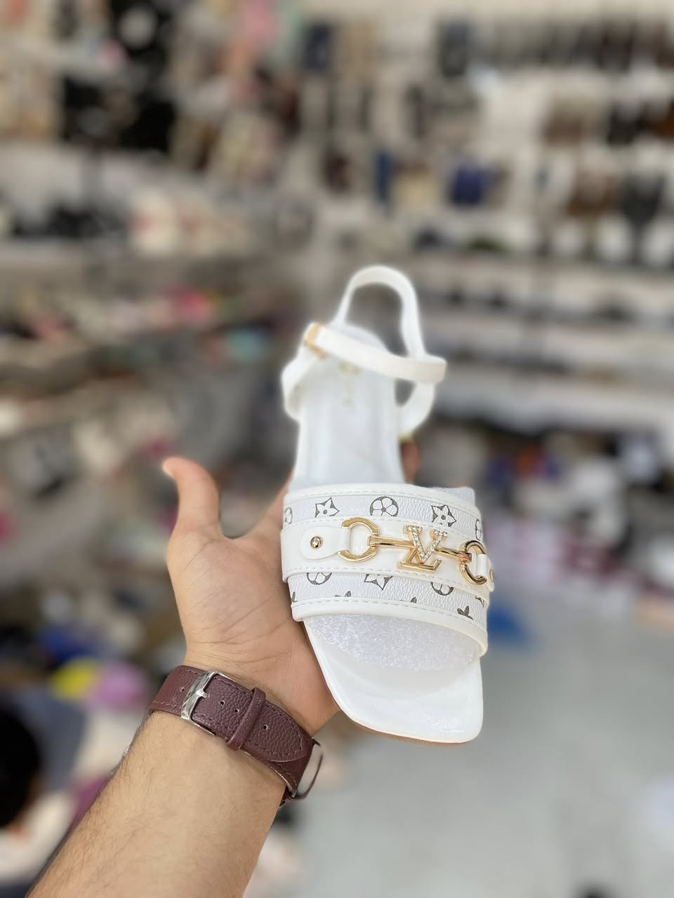 السلام عليكم زبائننا الكرام كل ما هوه جديد عند سنتر محمد غالي.. موسم الصيف يمنه غير ..يتوفر لدينا شحاطات نسائي ورجالي وأطفالي وصنادل نسائي ورجالي لكافه الأعمار ويتوفر لدينا ايظاً احذيه رجالي ونسائي .
📍العنوان:البكرلي ماقبل دكتور نوفل (قرب مستشفى الضمن)


**إذا كنت صاحب هذا الإعلان وتريد حذفه لأي سبب، رجاءا أرسل رسالة إلى الدعم الفني**