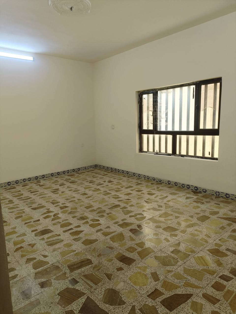 السلام عليكم يتوفر بيت للبيع ب قادسيه مجمع جبل علي قريب من شارع النجده النهريه بيت ركن مساحه 250متر مربع غرفتين جوه وحده فوك وبيتونه كامل مكمل تحويل مباشر السعر والتفاصيل اتصل ع صاحب البيت ***********
***********
