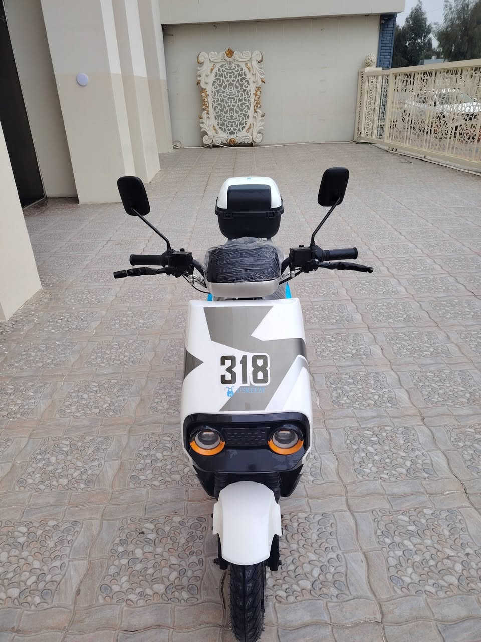 ماطور للبيع 318 ما صار له شهرين ملف 2000 ست بطاريات كل شيء شغال بيه سعر 700 وبي مجال***********
