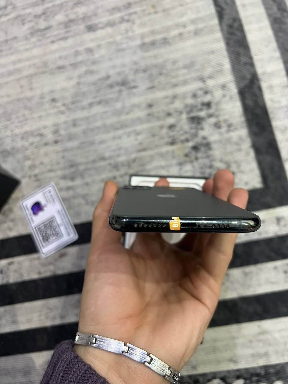 11 برو ماكس 
بطاريه 97
مرفوع ( 7 حبايات فقط )
ذاكره 256
لون زيتوني نضيف كلش 
ملحقاته كارتون وكيبل 
عنواني ناصرية حي الفداء 
***********
سعره 415 وبيه مجال
