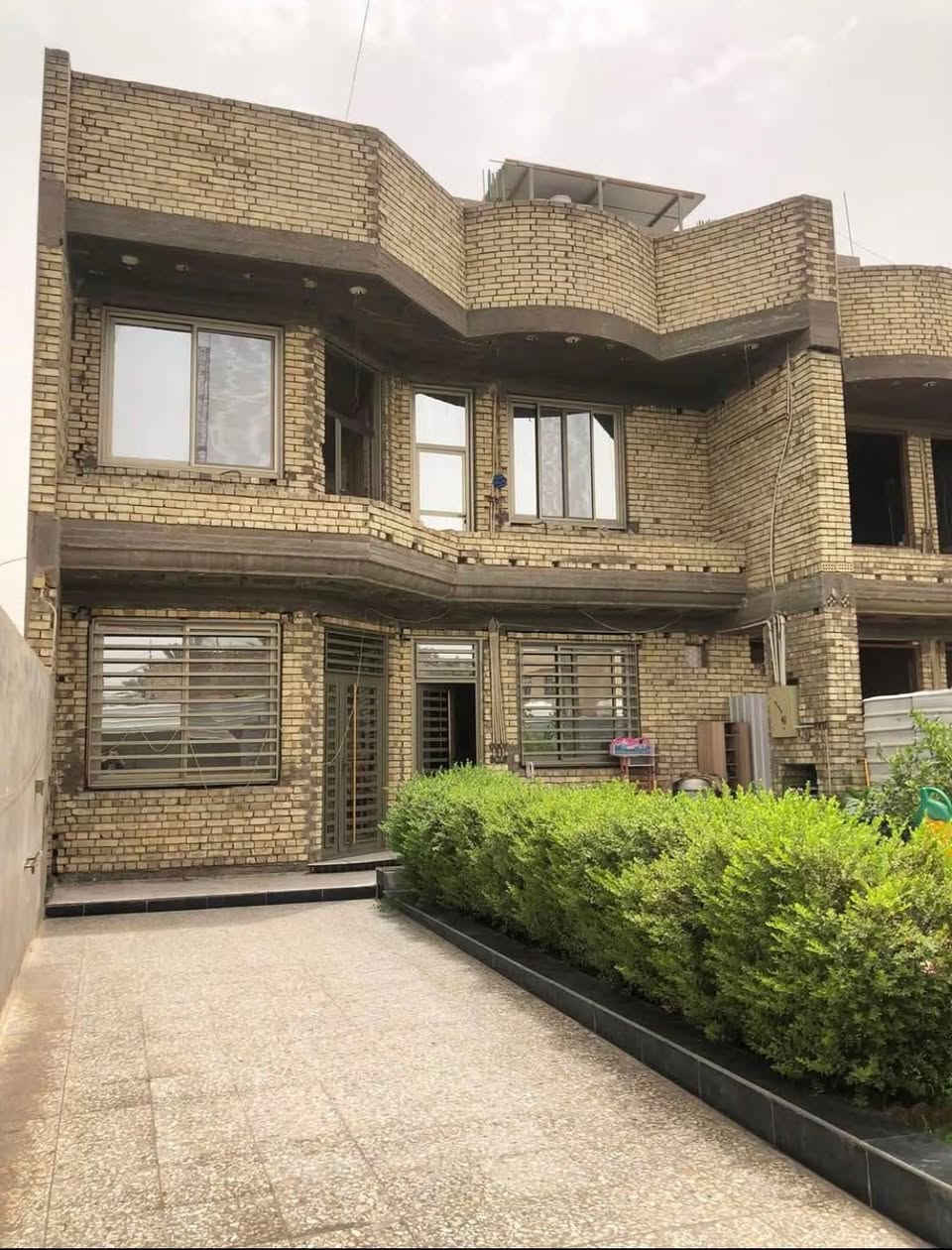 السلام عليكم
بأسعار مناسبة 

بناء دار كامل وتسليم مفتاح وبمواصفات درجة اولى وجميع المواد مفحوصة 

اولاً الاساس 

1- تنضيف الارض جيداً من الاوساخ والانقاض 

2- فرش الجلمود و السبيس المفحوص بارتفاع ٤٠ سم وحدله مع الرش بحادلة 20 طن

3- فرش الارض باكملها بنايلون زراعي سميك  

4- تاسيس الحصيرة الاولى والجسور حسب تصميم الخارطة بالشيش الماس او ff ورفعها عن الارض ( سبينسر)

5- تاسيس المجاري نوع الامل الشريف وناطق الجبوري ٤ انج مع عمل قالب ثابت للمنهولات واغلاقه حتى نهاية العمل وتسليط الانابيب بطرق هندسية 

6- تسليح الارض بشبكة ثانية من الشيش الماس او. ff 12 و 16 حسب عدد الطوابق والتصميم الانشائي 

6- صب الارضية ( رفت) صب مركزي c35 بارتفاع لايقل عن ٤٠ سم  مع رش الكلوريدين قبل الصب مع عمل منظومة معالجة الارضة والحشرات

 ثانيا الهيكل 

1- صب بتلو ٢٠  سم من الاسمنت المقاوم 

2- بناء الدار بارتفاع ٣.٢٠للطابق الارضي و٣.١٠ للطابق الاول وبطابوق جمهوري( البيان - ابو الجص - العنكوش)  خالي من الاملاح مع تثبيت انابيب المرازيب والسبالت والستلايت والانترنت مع البناء 

3-عمل قالب الطابق الارضي وعمل رباط سقف للطابق الارضي ٤٠ سم والطابق الاول والبيتونه ٤٠ سم فوق الابواب والشبابيك

4- تثبيت انابيب الكهرباء بالسقف 

5- تسليح بشيش اوff او الماس بابعاد ١٥ سم وعمل جسور مخفية في المساحات الكبيرة 

6- صب السقف صب مركزي c35 أجهزة رطبة حديثه ٢٠١٩ 

7 - بناء الطابق الاول  بنفس المواصفات والمواد المذكورة سابقاً مع البيتونة وعمل مرد ماء مسلح  ٢٠×٢٠ للسطح 

الكهرباء والماء والاشتايكر 

1- يتم تاسيس انابيب الماء للدار ٣ خطوط ppr الماني مسلح وتسليك اكثر من خط للنازل مع تاسيس انابيب التقطير للسبالت وتثبيت خلاطات كروهي دفن ٣ خطوط  للدار بالكامل ( الدوش والغربي  ) 

2- يتم تشطيب الخلاطات والصحيات تركي درجه اولى 

3- يتم تاسيس الكهرباء انابيب اردني ( وسلك وسعودي )  وتشطيبها بفتنك اماراتي الوان درجه اولى 

4- لبخ جدران السطح ونثرها  وثم تطبيك السطح بمادة الاشتايكر مع وضع عوازل من قبل شركه مختصة بهذا المجال 

الابواب والشبابيك والمحجرات 

1- يتم وضع فريم حديد مع الكتائب وثم تركيب شبابيك المنيوم  والالوان  حسب رغبة صاحب الدار

2- يتم تركيب الابواب القاصه للصاله وابوب تركي  للداخل وابواب (pvs  -   المنيوم ) للخدمات والمناور حسب الرغبة من قبل صاحب الدار

 3- يتم تركيب محجرات المنيوم تركي ٤ خطوط شخاطه  

السيراميك والبياض والارضية

1- يتم اجلاء جدران المطبخ والخدمات بالسيراميك االاسباني  والمناور بالسيراميك الهندي وتكون الالوان حسب اختيار صاحب الدار  

2- يتم اجلاء جدران الدار بالجص ( الفلوجة ) والبورك درزة وبعمل مساطر درجه اولى 

3- يتم اجلاء ارضية الدار بالمرمر التركي درجه اولى ٢٢  دولار  والخدمات سيراميك اسباني والمناور والكراج بالسيراميك المسلح الحامضي 

الواجهه والتسليم والهدايا

1- تكون واجهة الدار لبخ مع صبغ وتطعيم فوم  وعمل درجه اولى 

2- يتم تسليم الدار بعد الغسل الجيد  

هدايا الشركة

 1- سخان ١٦٠ لتر نوع الطحان 

2-مضخة ماء كبيرة مع الربط 

3- تاسيس منضومة  كاميرات وربط الكامرات والهارد

4- خزان سعة ١٠٠٠ لتر 

5- عمل جبسنبورد بوكس ٤٠ سم للاستقبال والمطبخ مع ديكور للاستقبال 

6- صبغ الدار بالكامل صبغ جويتن والالوان حسب رغبة صاحب الدار 

7- تطبيك سيراميك للمناور بالكامل بارتفاع ٢٨٠ سم 

العمل نقد ويه مراحل  البناء 

الاستفسار اكثر اتفضل خاص ودلل

‭***********‬
