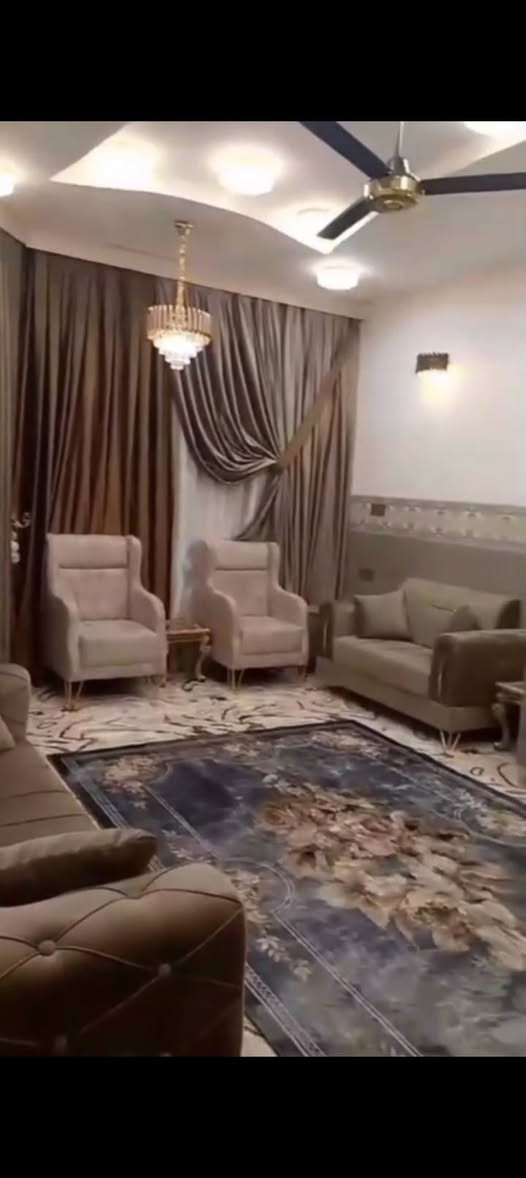 السلام عليكم دار للبيع مساحة 100مربع طابقين كامل يحتوي على 4 غرف نوم واستقبال ومطبخ  وحمامات 3 حولي ومنور الموقع بغداد الحسينية بظهر السوق الصغير قرب المدرسة القومية ومدرسة المجاهد التربوي السعر 145 للاستفسار ***********
