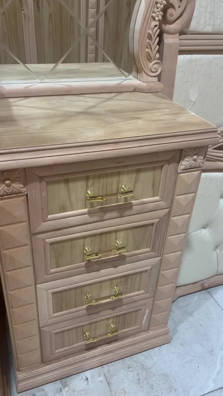 اليوم وصلتنا غرفه نوم نقش زان مصري من الدرجه الفاخره الصاج ٥ ملم طبيعي الداخل ٤ ملم صاج طبيعي المساطر راح أتكون ايضاً زان مصري مقاوم للرطوبه علما التوصيل داخل الموصل وخارج الموصل وإنشاء الله راح يكون هنالك تخفيض من الأسعار بمناسبة شهر رمضان المبارك وهلا وسهلا بكم  من معرض الفخامه للأثاث الراقي ❤️❤️👍🏻


**إذا كنت صاحب هذا الإعلان وتريد حذفه لأي سبب، رجاءا أرسل رسالة إلى الدعم الفني**